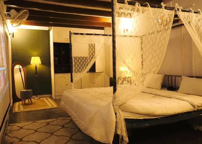 Creaky Lakeside Vintage Retreat