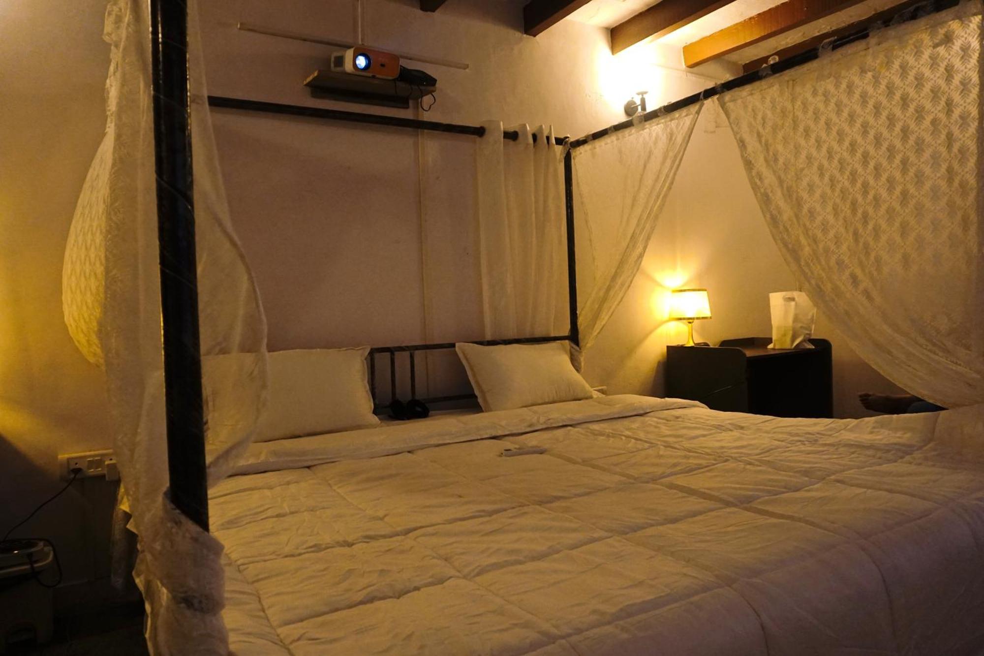 Creaky Lakeside Vintage Retreat Apartment New Delhi